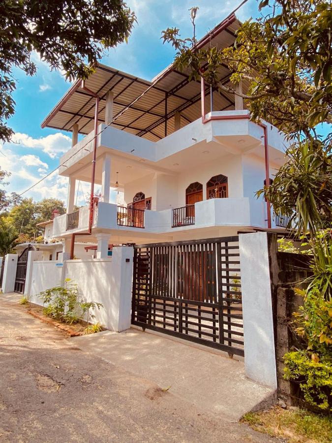 Airport Layover B&B Katunayaka Екстериор снимка